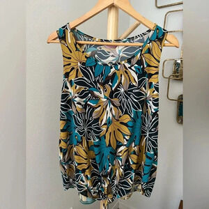 Amana sleeves tie top size Large - Excellent condition